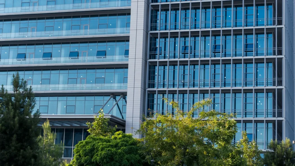 Edificio moderno de oficinas para empresas