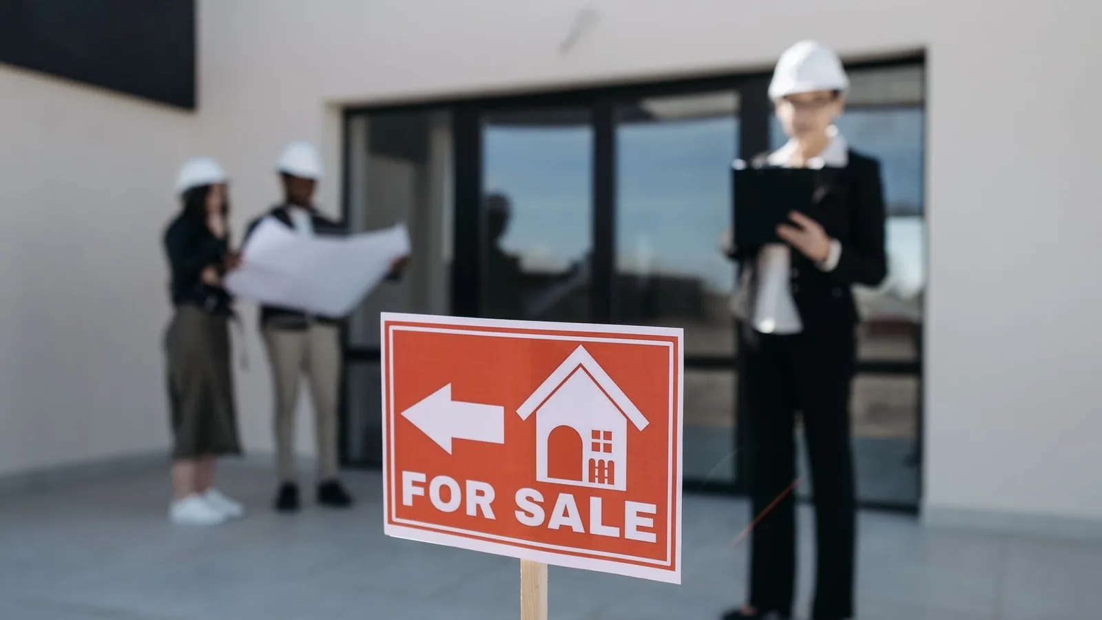 Profesionales revisando documentación de una vivienda en una comunidad de propietarios