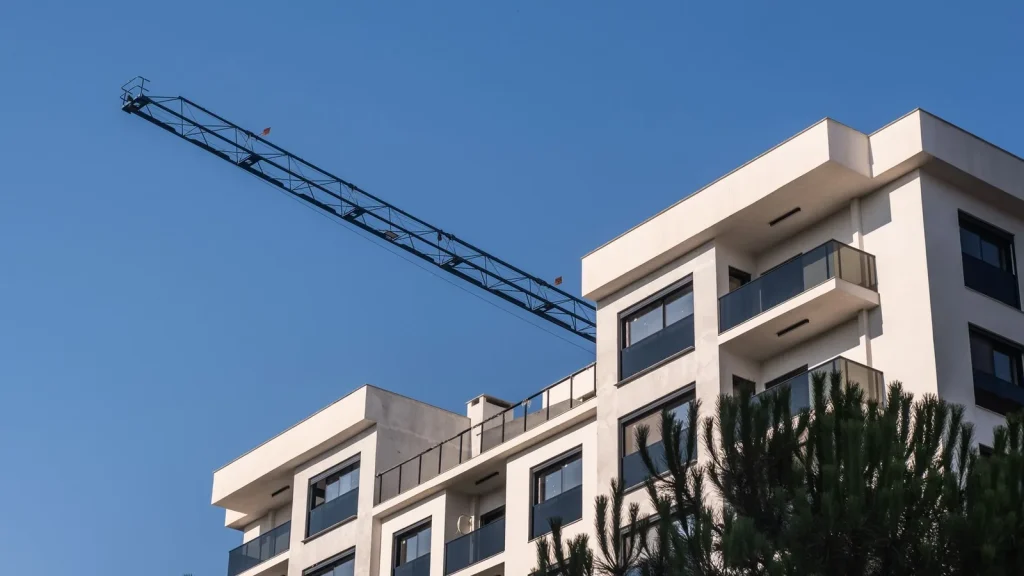 Edificio residencial de una promoción inmobiliaria en construcción