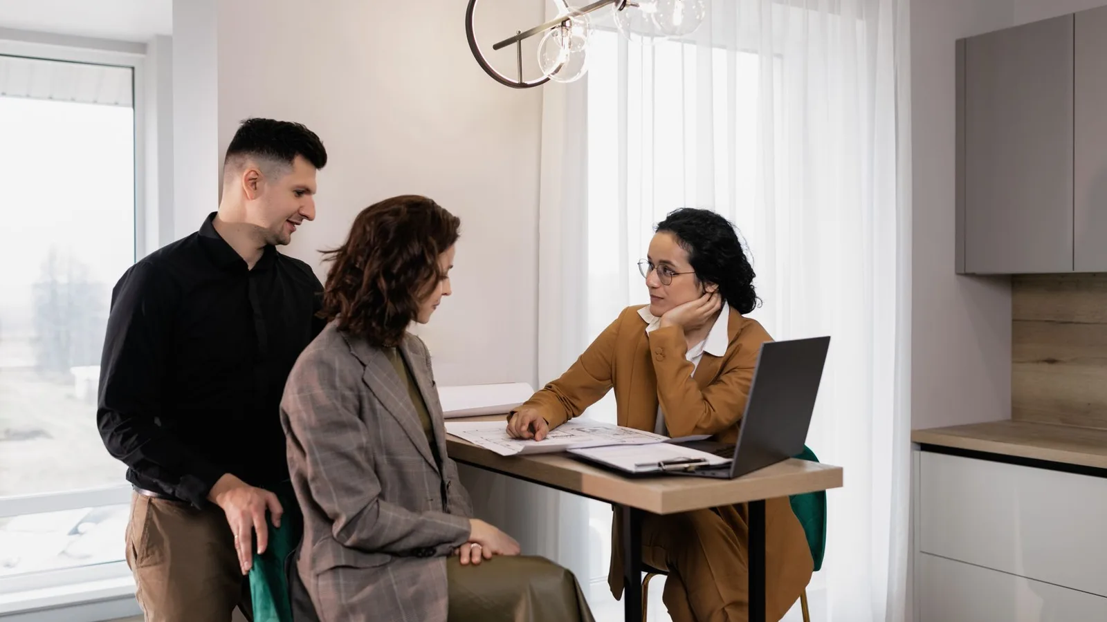Propietarios reunidos con una agente inmobiliaria