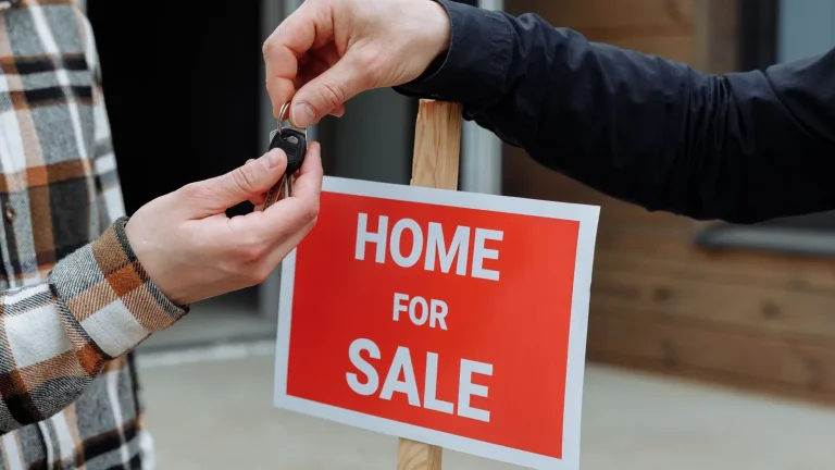 Entrega de llaves a compradores de una vivienda en una operación inmobiliaria internacional