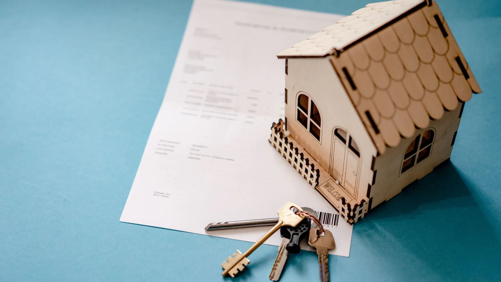 Contrato, llaves y maqueta de vivienda para una compraventa con arras