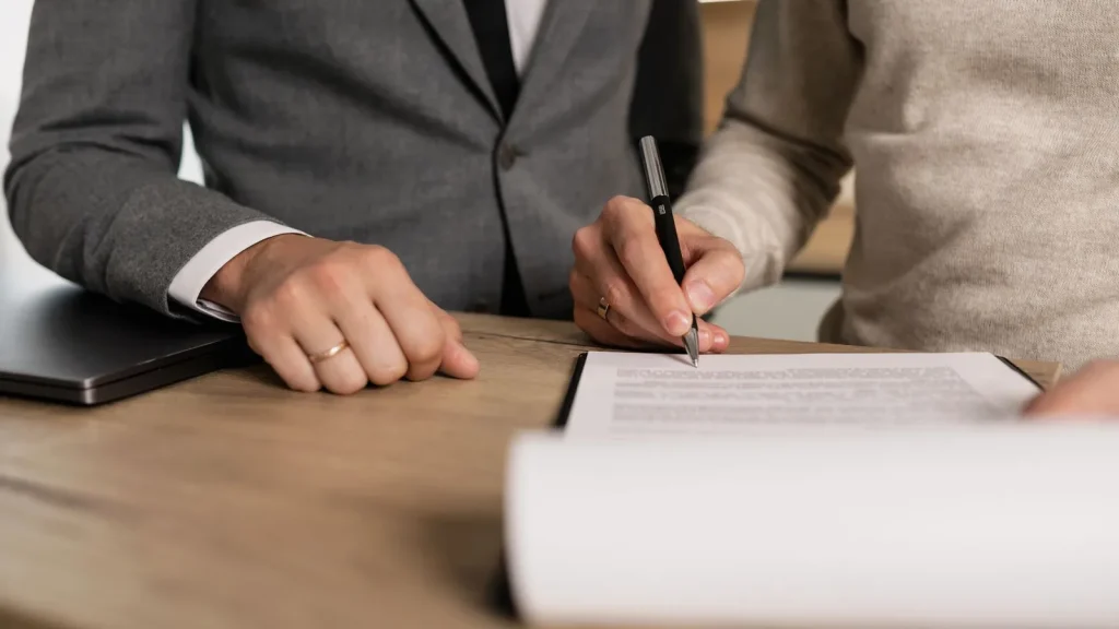 Firma de documentos para adjudicar una vivienda compartida