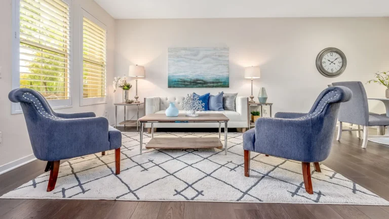 Salón ordenado y preparado para vender una vivienda