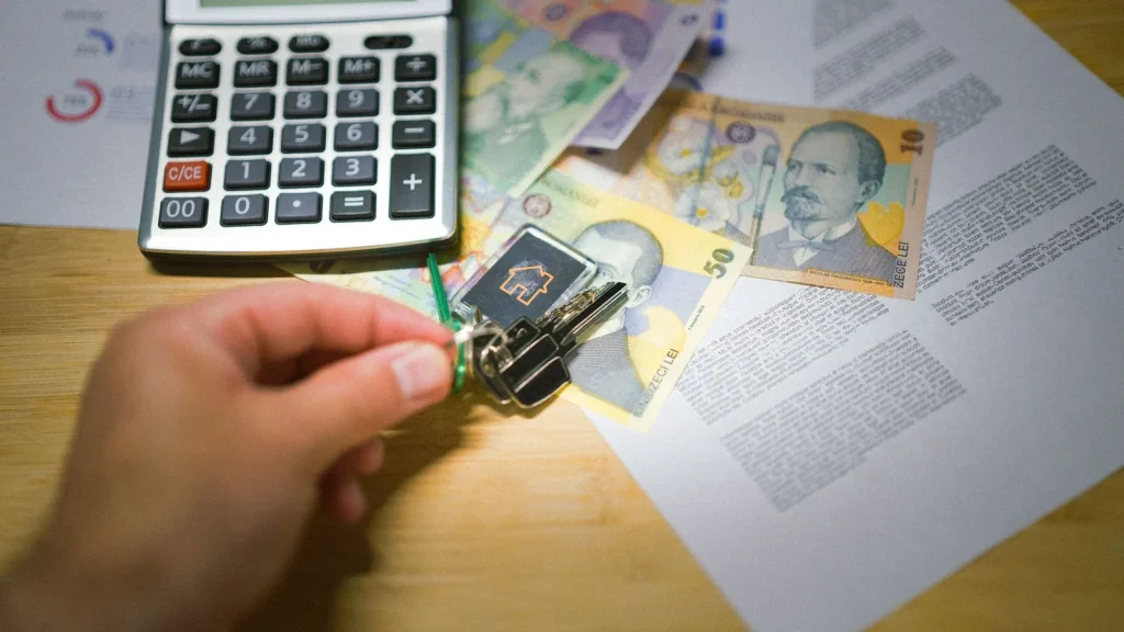 Llaves, calculadora y documentación fiscal de una vivienda