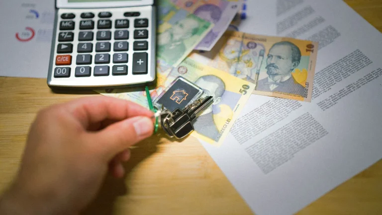 Llaves, calculadora y documentación fiscal de una vivienda