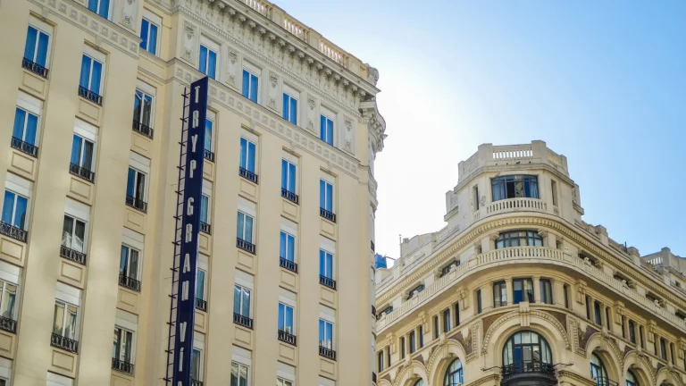 Edificio urbano en el centro de Madrid destinado a un proyecto hotelero