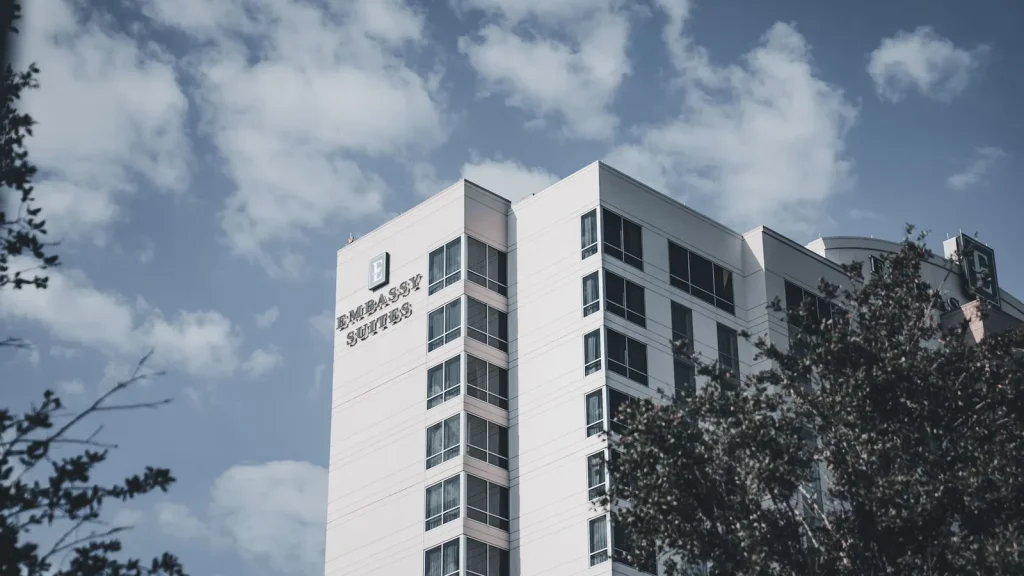 Hotel moderno como representación de una inversión hotelera