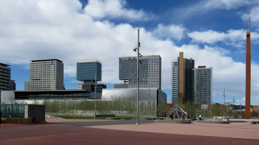 Edificios de oficinas modernos en el área de Barcelona
