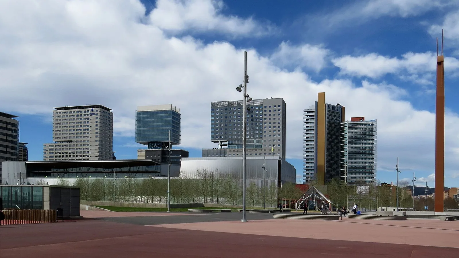 Edificios de oficinas modernos en el área de Barcelona