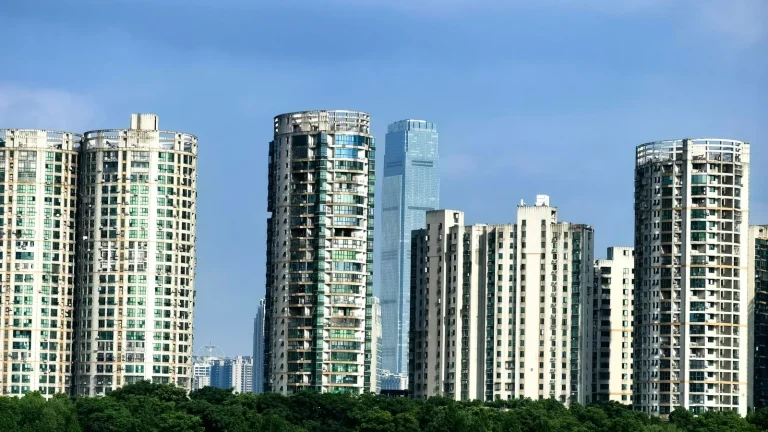 Mercado inmobiliario internacional: cómo afectan tipos de interés, divisas y capital global a España