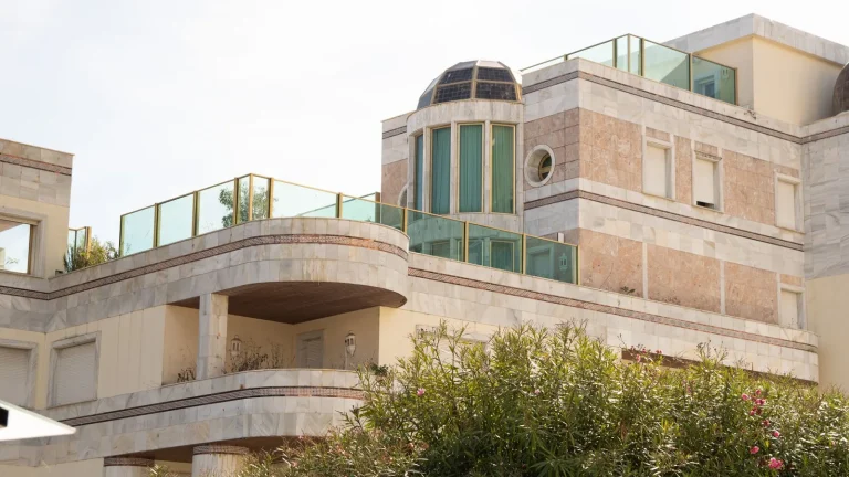 Edificios y paisaje urbano de Marbella en la Costa del Sol