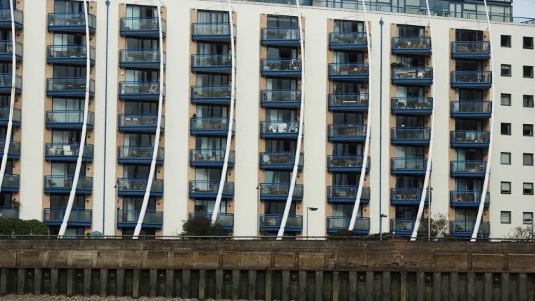 Edificio residencial moderno representando la evolución del precio de la vivienda en España