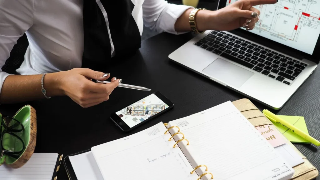 Profesional trabajando con un ordenador en un proyecto inmobiliario digital