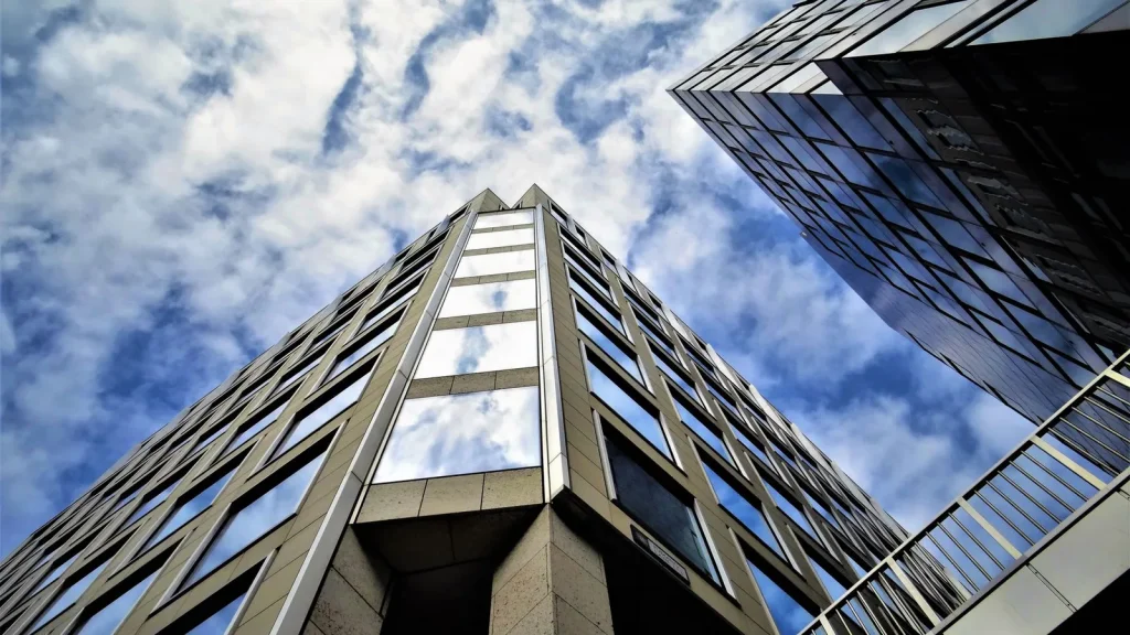 Edificio de oficinas representando una cartera inmobiliaria de una SOCIMI