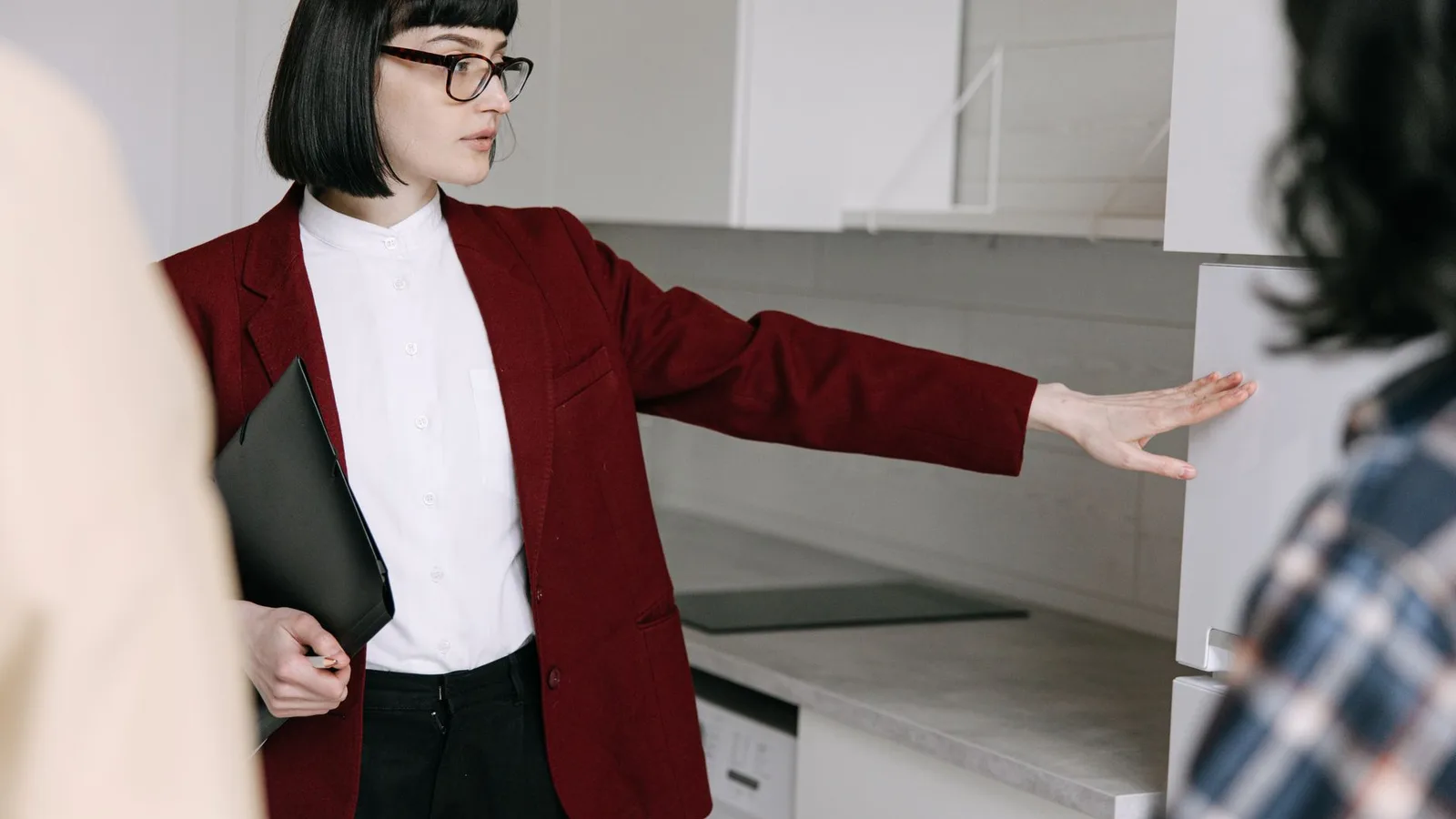Compradores visitando una vivienda con una agente inmobiliaria