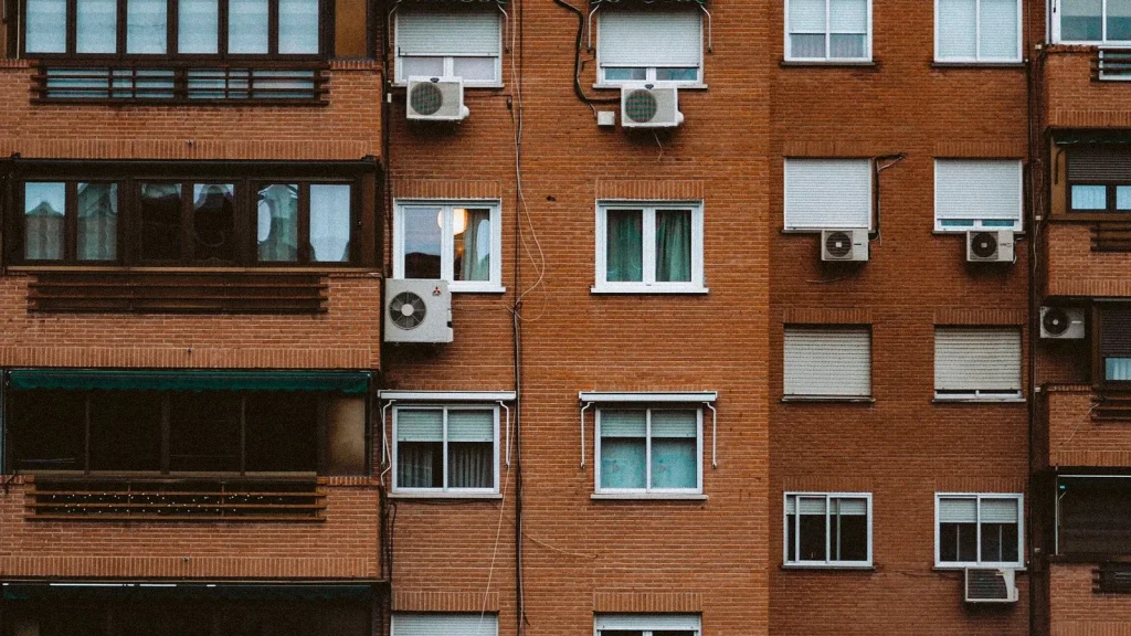 Fachada de edificio residencial como ejemplo de rehabilitación