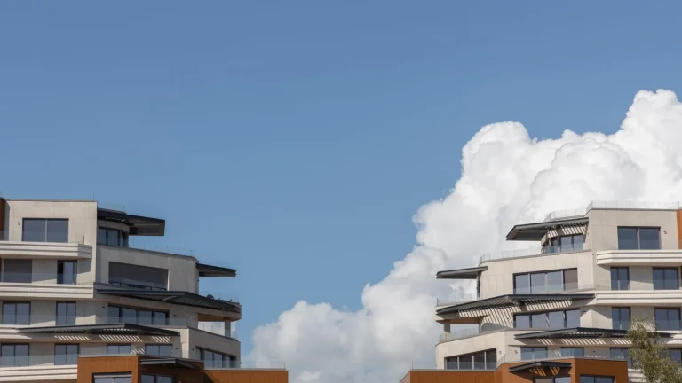 Edificios residenciales modernos como parte de una cartera de inversión inmobiliaria
