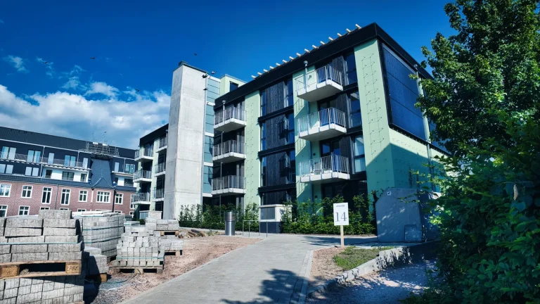 Edificio residencial moderno con elementos de arquitectura sostenible
