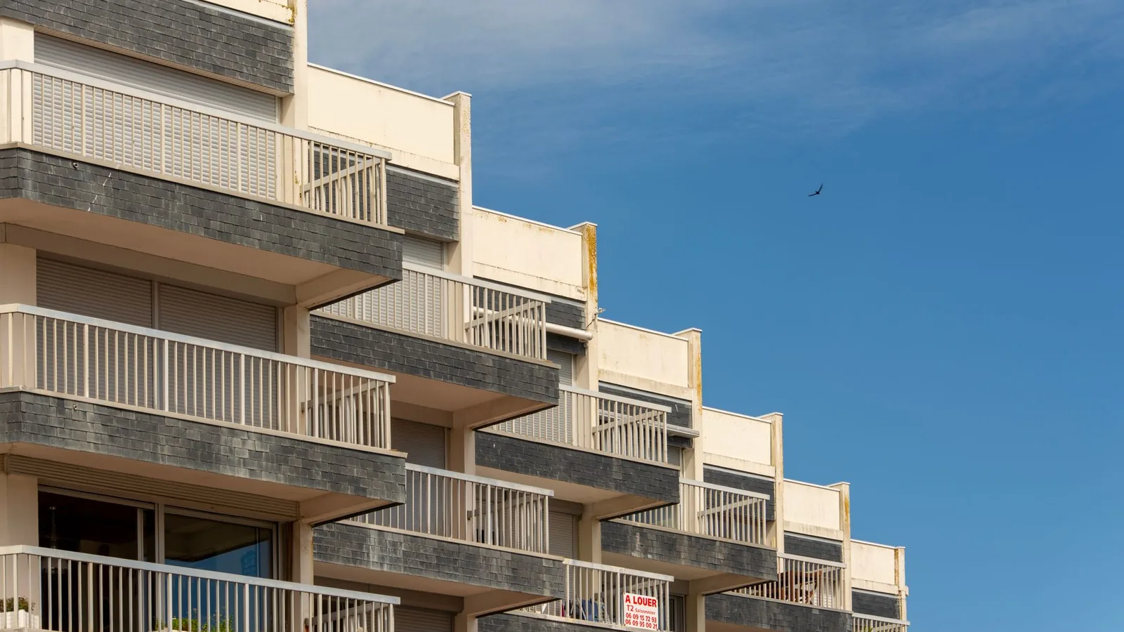 Fachada de edificio de viviendas con climatización compartida