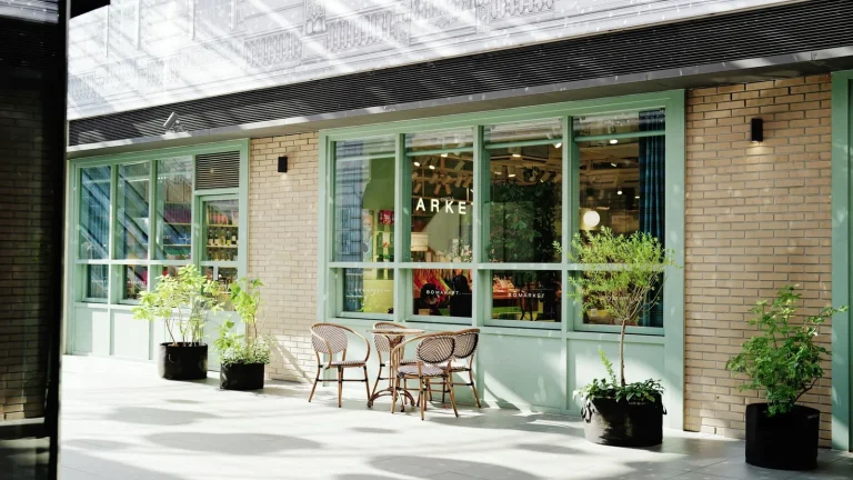 Patio comercial acondicionado como terraza