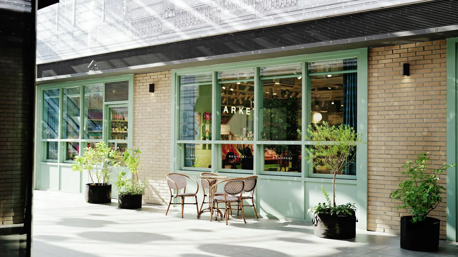 Patio comercial acondicionado como terraza