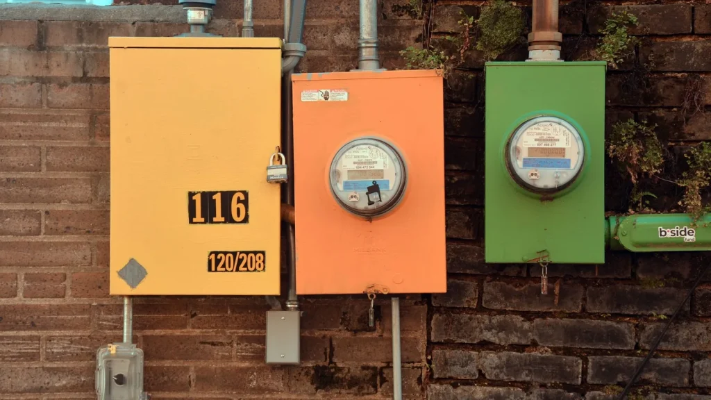 Contadores de suministros en pared de edificio