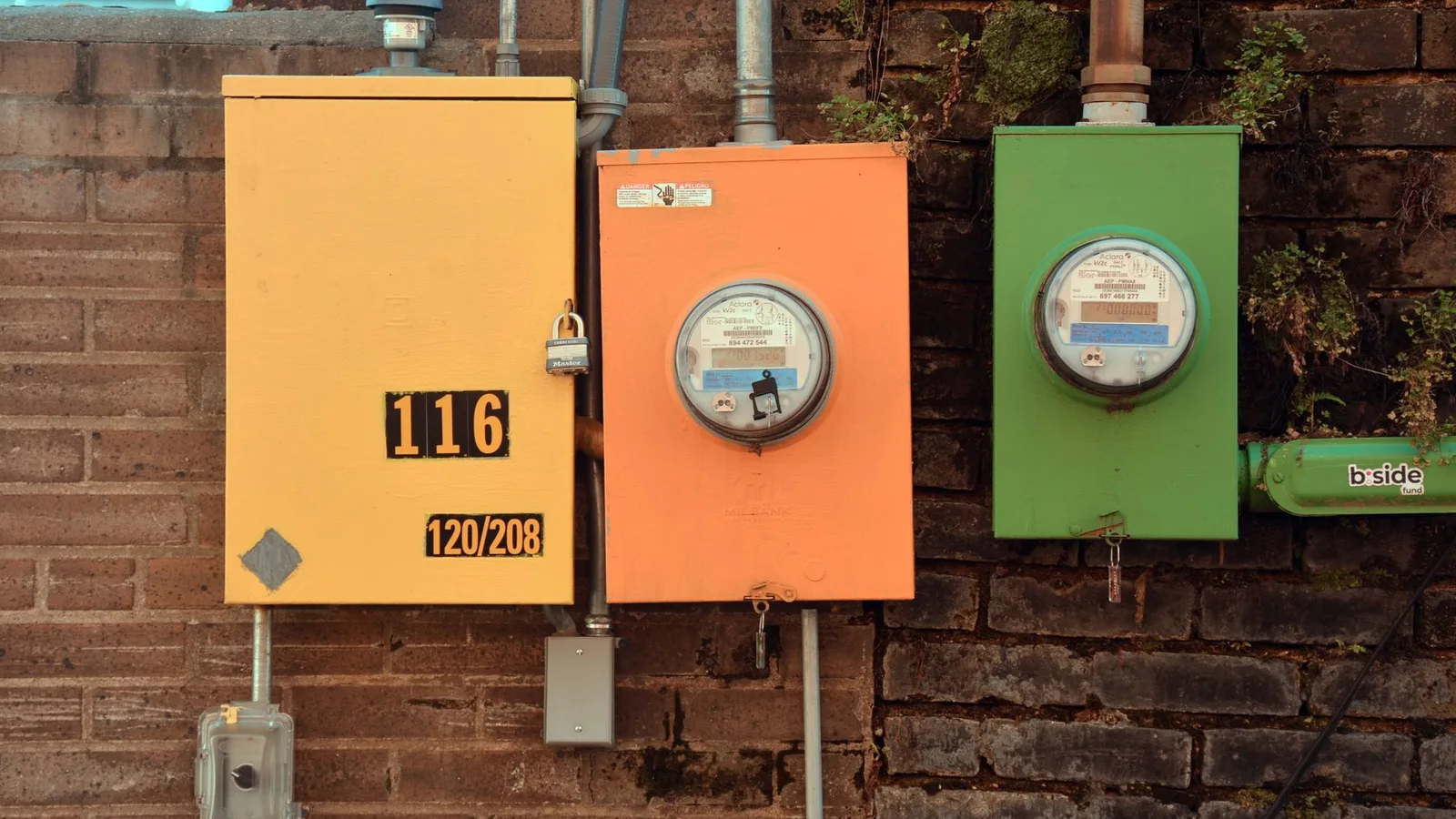 Contadores de suministros en pared de edificio