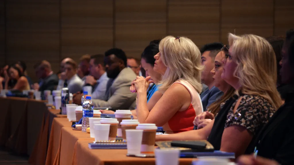 Profesionales en una conferencia internacional de inversión inmobiliaria