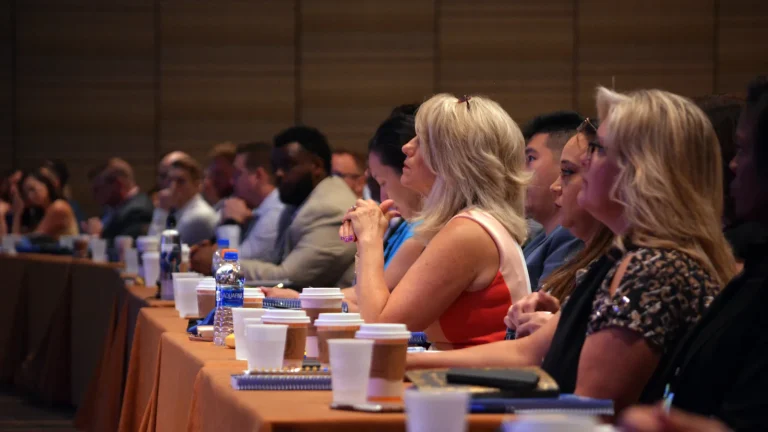 Profesionales en una conferencia internacional de inversión inmobiliaria