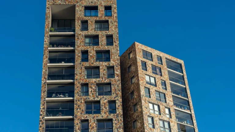 Activo inmobiliario comercial moderno para ilustrar la compra de Islazul