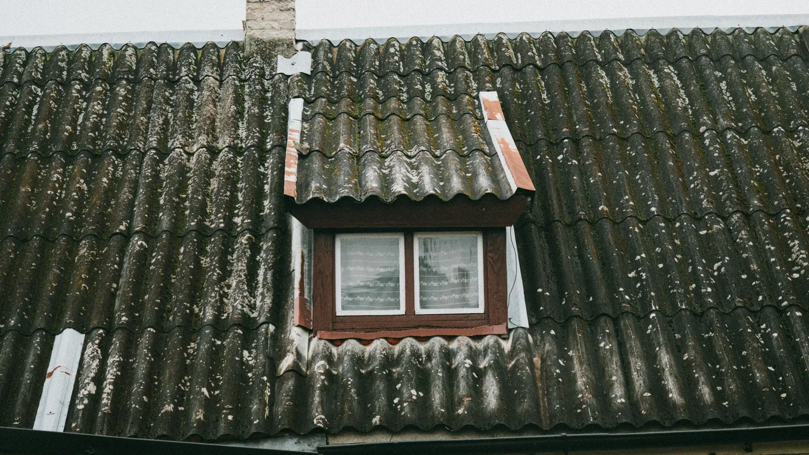Edificio residencial antiguo sometido a revisión técnica