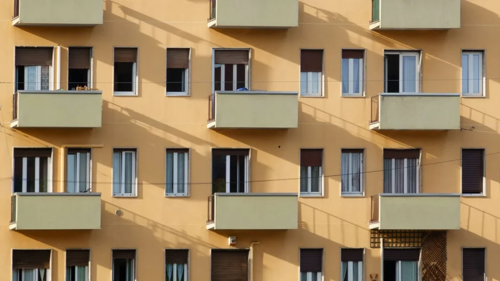 Fachada de viviendas iluminadas por el sol para comprobar orientación