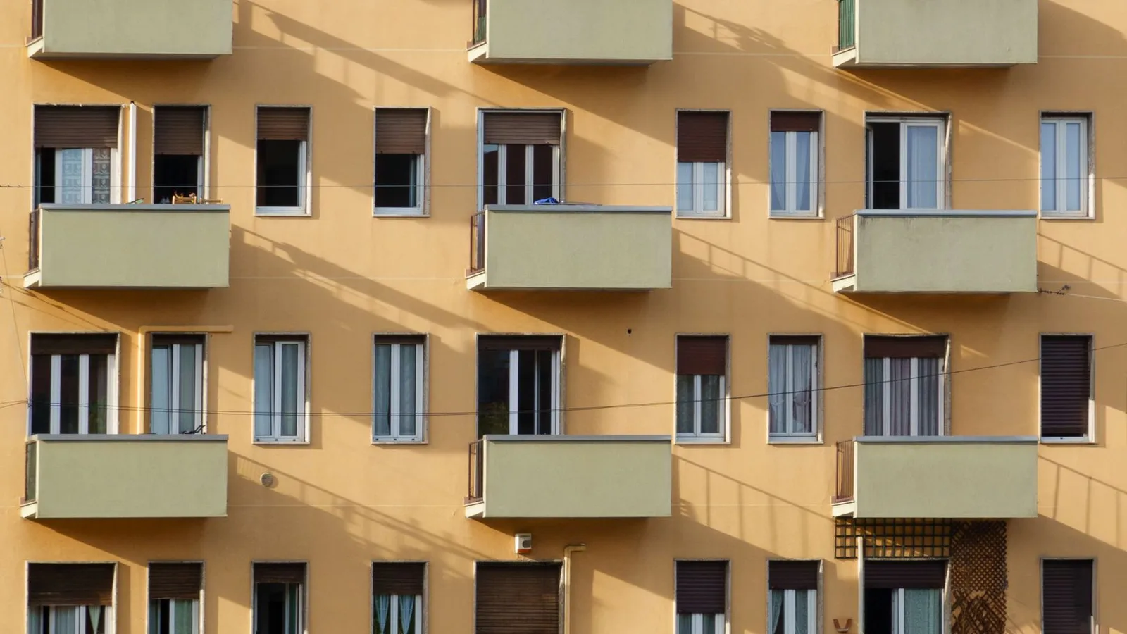 Fachada de viviendas iluminadas por el sol para comprobar orientación