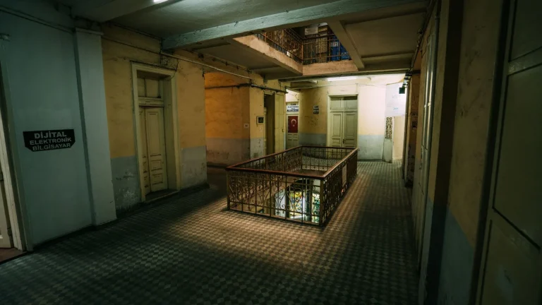 Escalera de un edificio residencial antiguo que requiere revisión de conservación