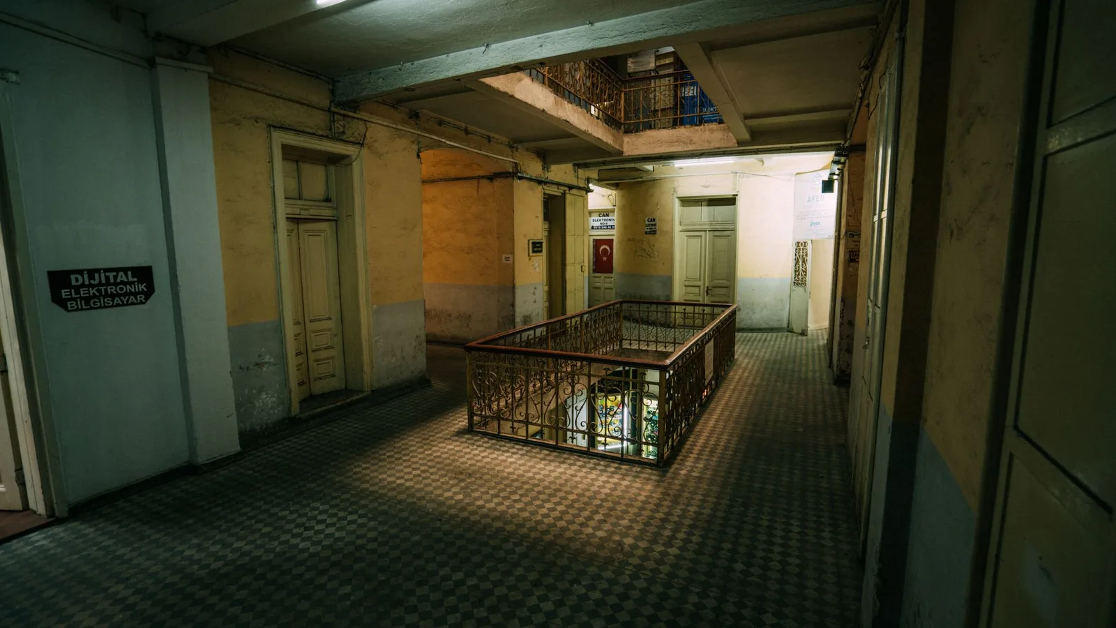 Escalera de un edificio residencial antiguo que requiere revisión de conservación