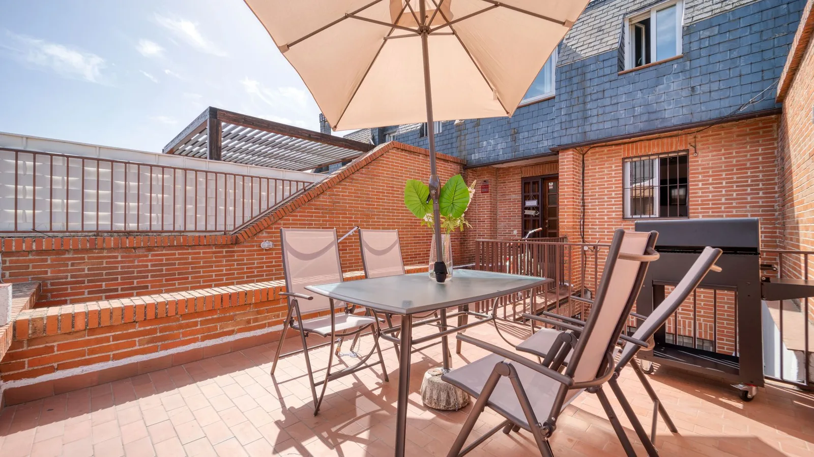 Patio de una vivienda con mobiliario exterior