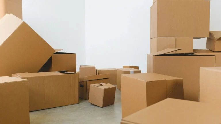 Cajas almacenadas en una habitación de inmueble