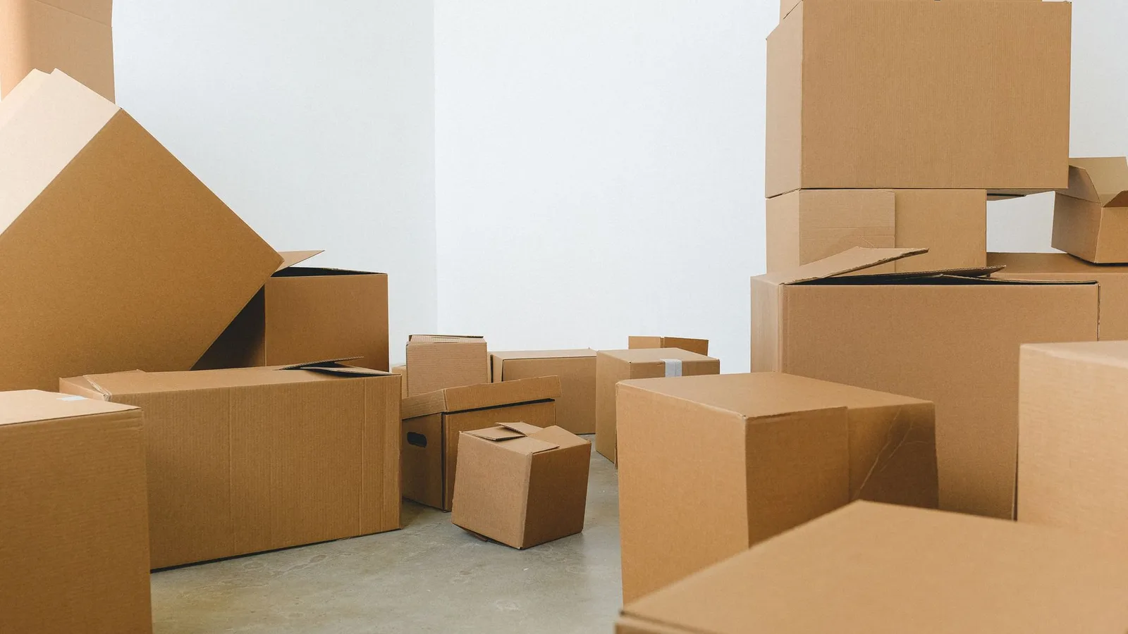 Cajas almacenadas en una habitación de inmueble