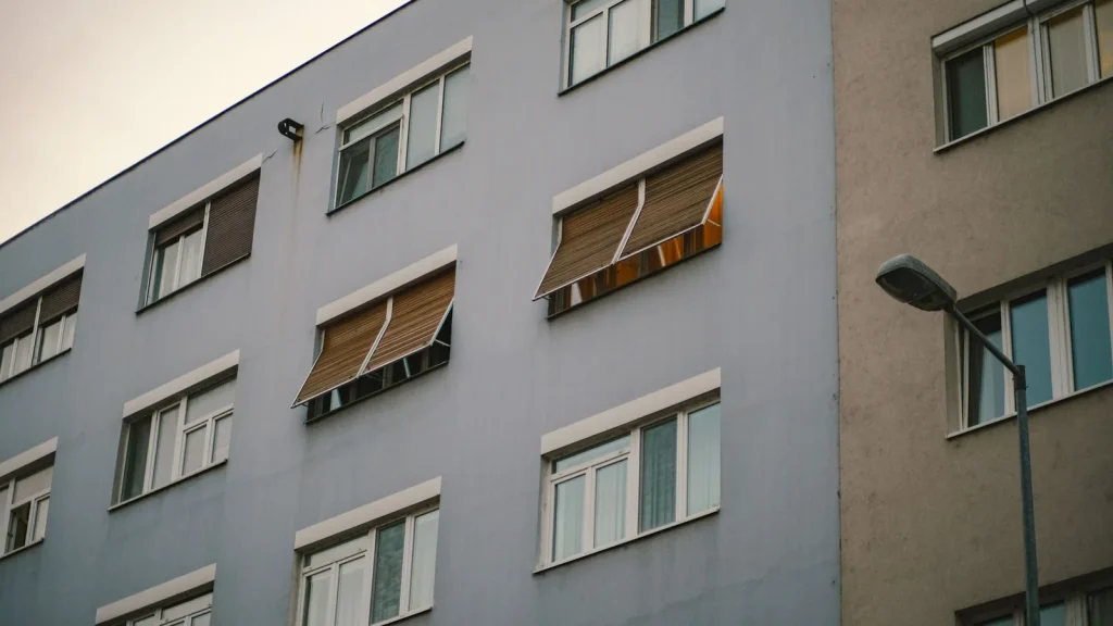 Fachada de vivienda con persianas en ventanas