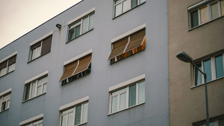 Comprar vivienda con persianas motorizadas: revisar reparación y piezas