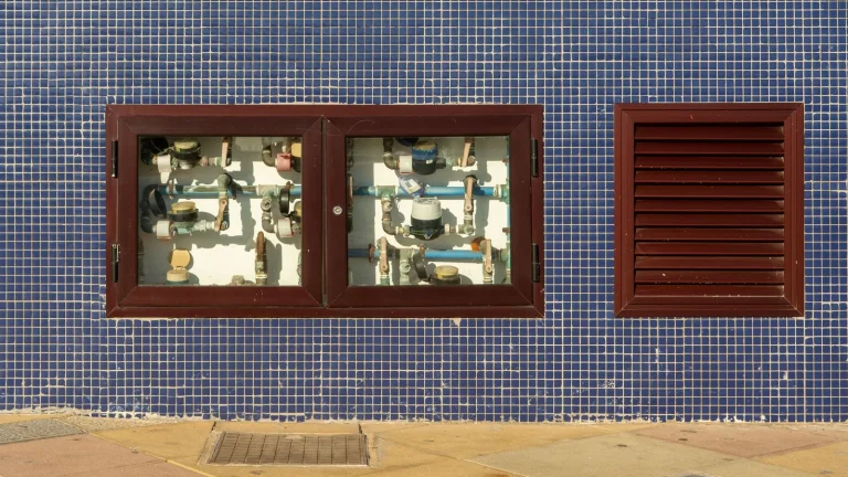 Varios contadores de agua instalados en un edificio de viviendas