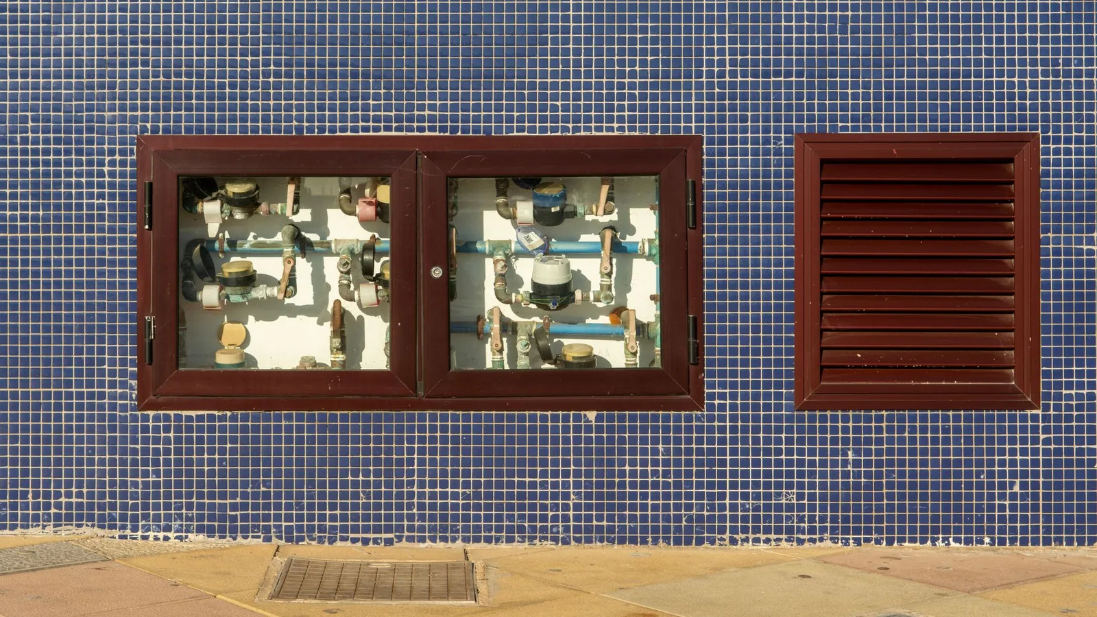 Varios contadores de agua instalados en un edificio de viviendas