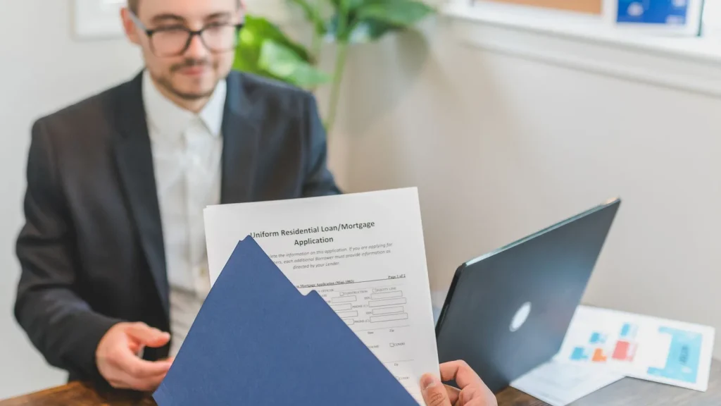 Profesional y cliente revisando documentación hipotecaria