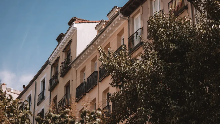 Madrid anuncia rebajas de ITP y AJD para menores de 40 años que compren vivienda