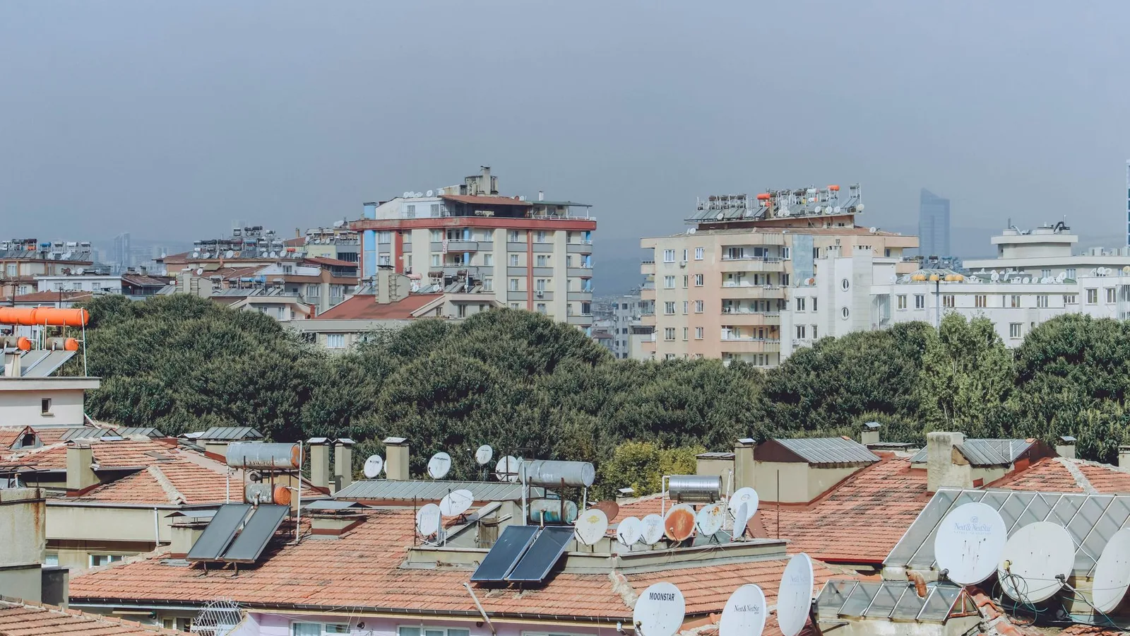 Paneles solares en tejados urbanos para suministro eléctrico