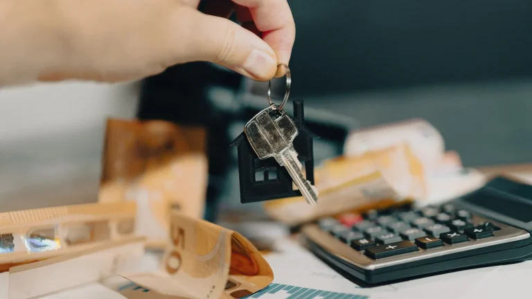 Llaves, euros y documentación para una preaprobación hipotecaria
