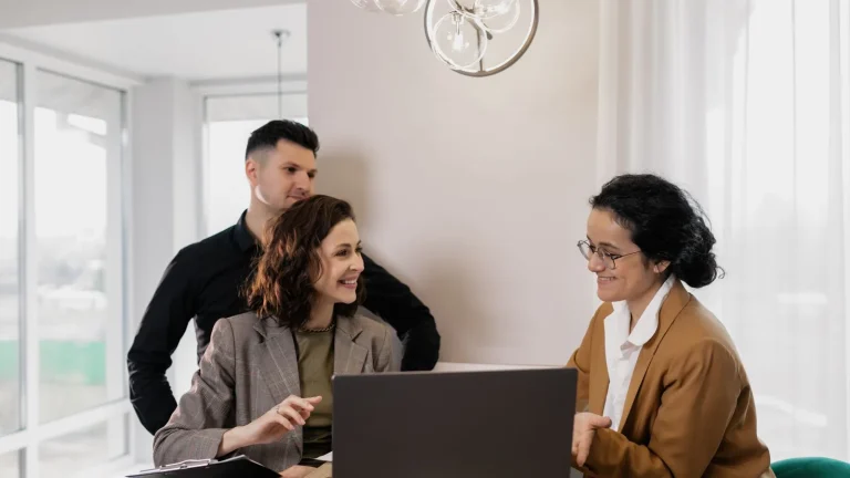 Equipo inmobiliario revisando documentación y costes de un proyecto de construcción
