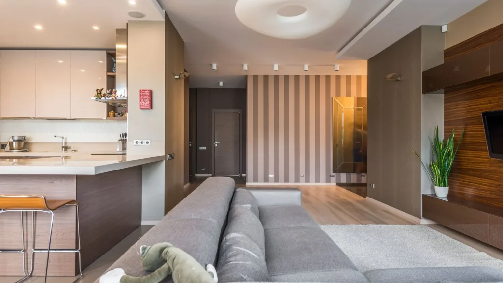 Salón con cocina abierta en una vivienda moderna