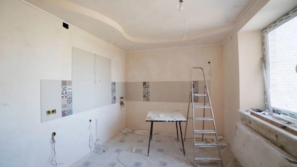 Reforma de una cocina con herramientas antes de terminar las obras